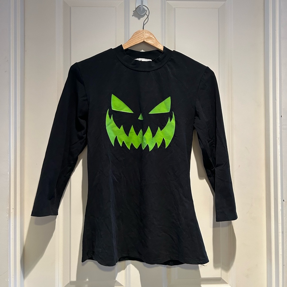 VIXEN Black Halloween Top with Green Jack-O'-Lantern